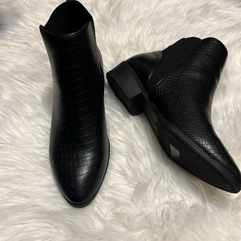 Journee Collection Cerise Black Vegan Leather Chelsea Boots Size 10